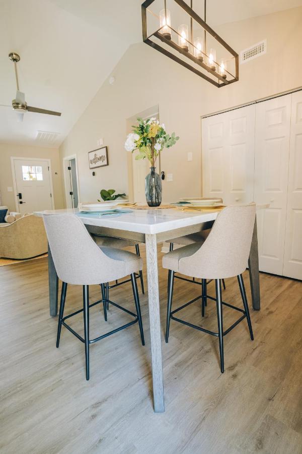 Casa de férias Retreat - 4 Bedroom Oasis With King & Private Yard Near Downtown