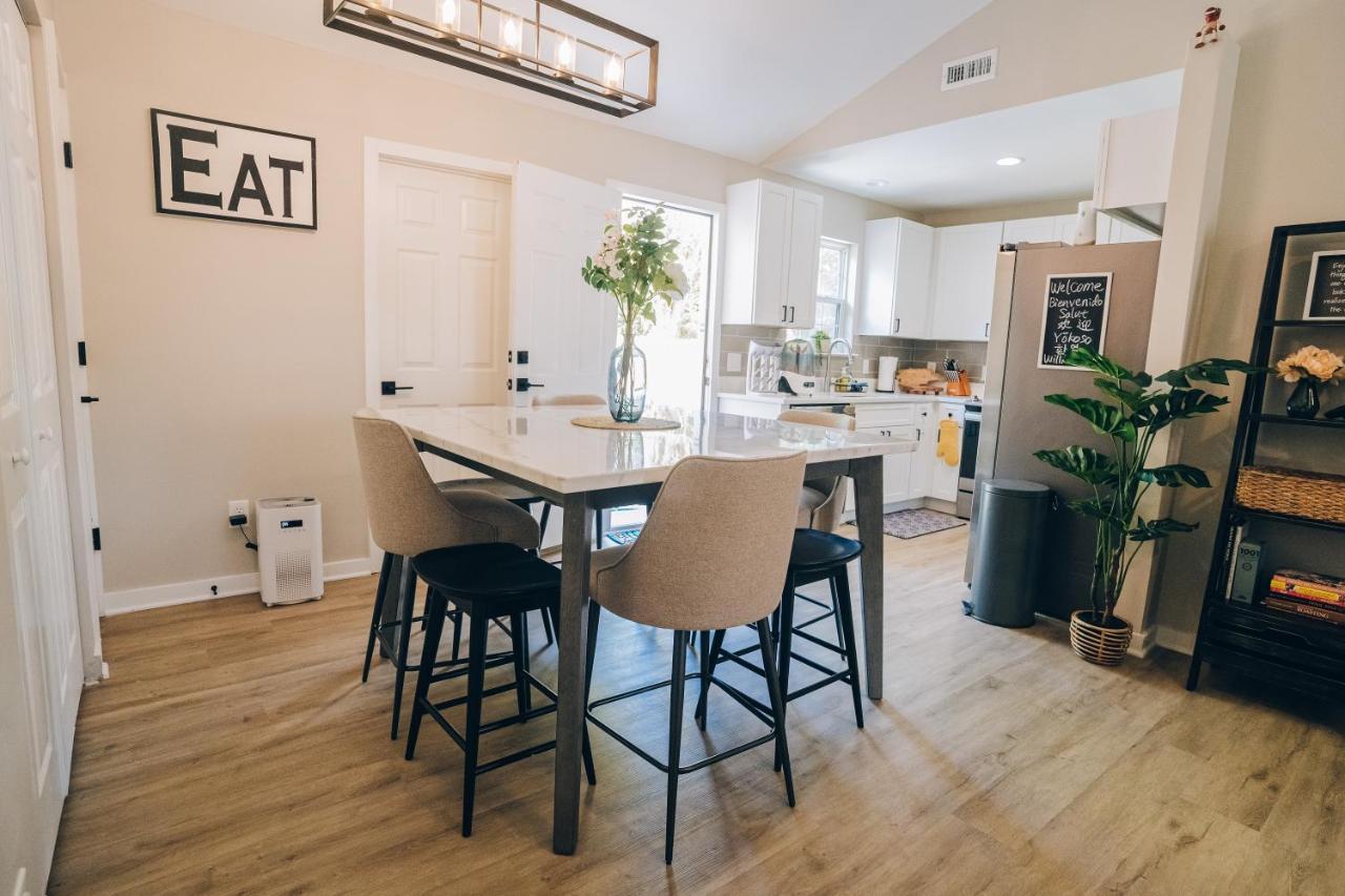 Retreat - 4 Bedroom Oasis With King & Private Yard Near Downtown Casa de férias