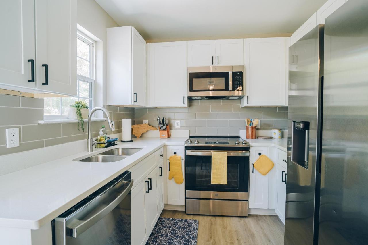 Retreat - 4 Bedroom Oasis With King & Private Yard Near Downtown Casa de férias *