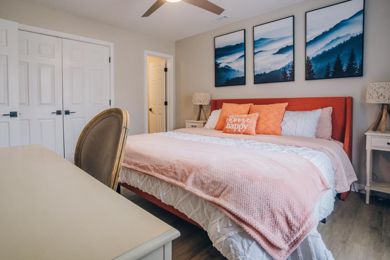 Casa de férias Retreat - 4 Bedroom Oasis With King & Private Yard Near Downtown *