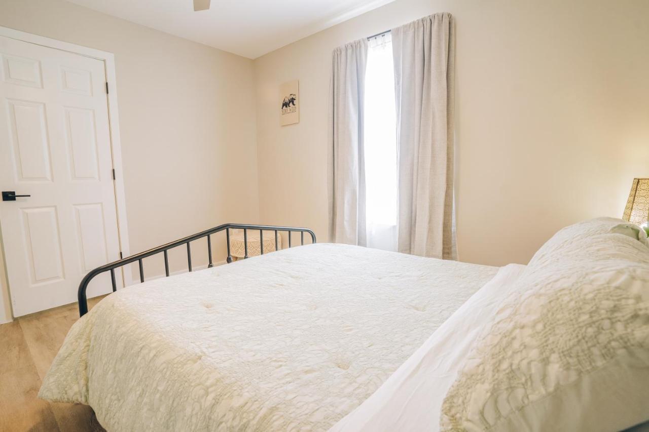 Casa de férias Retreat - 4 Bedroom Oasis With King & Private Yard Near Downtown *