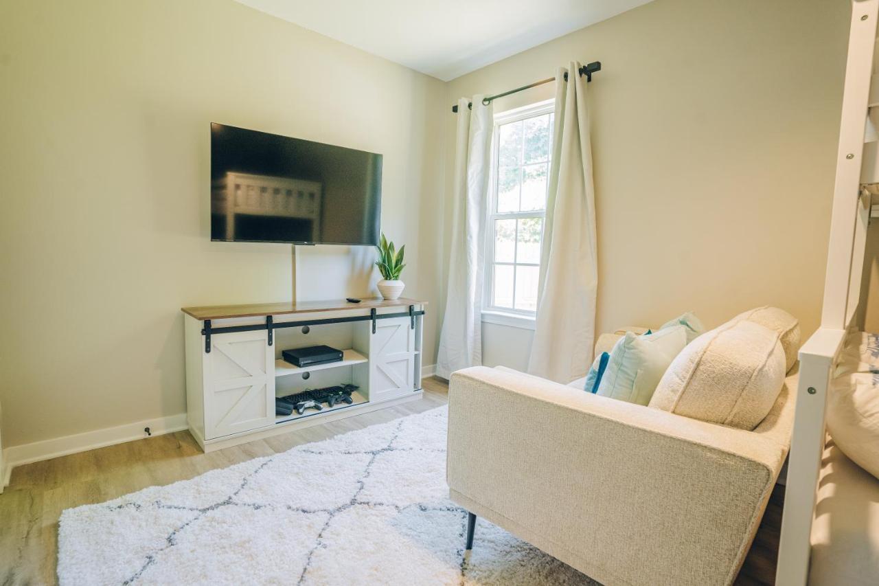 Retreat - 4 Bedroom Oasis With King & Private Yard Near Downtown Casa de férias *