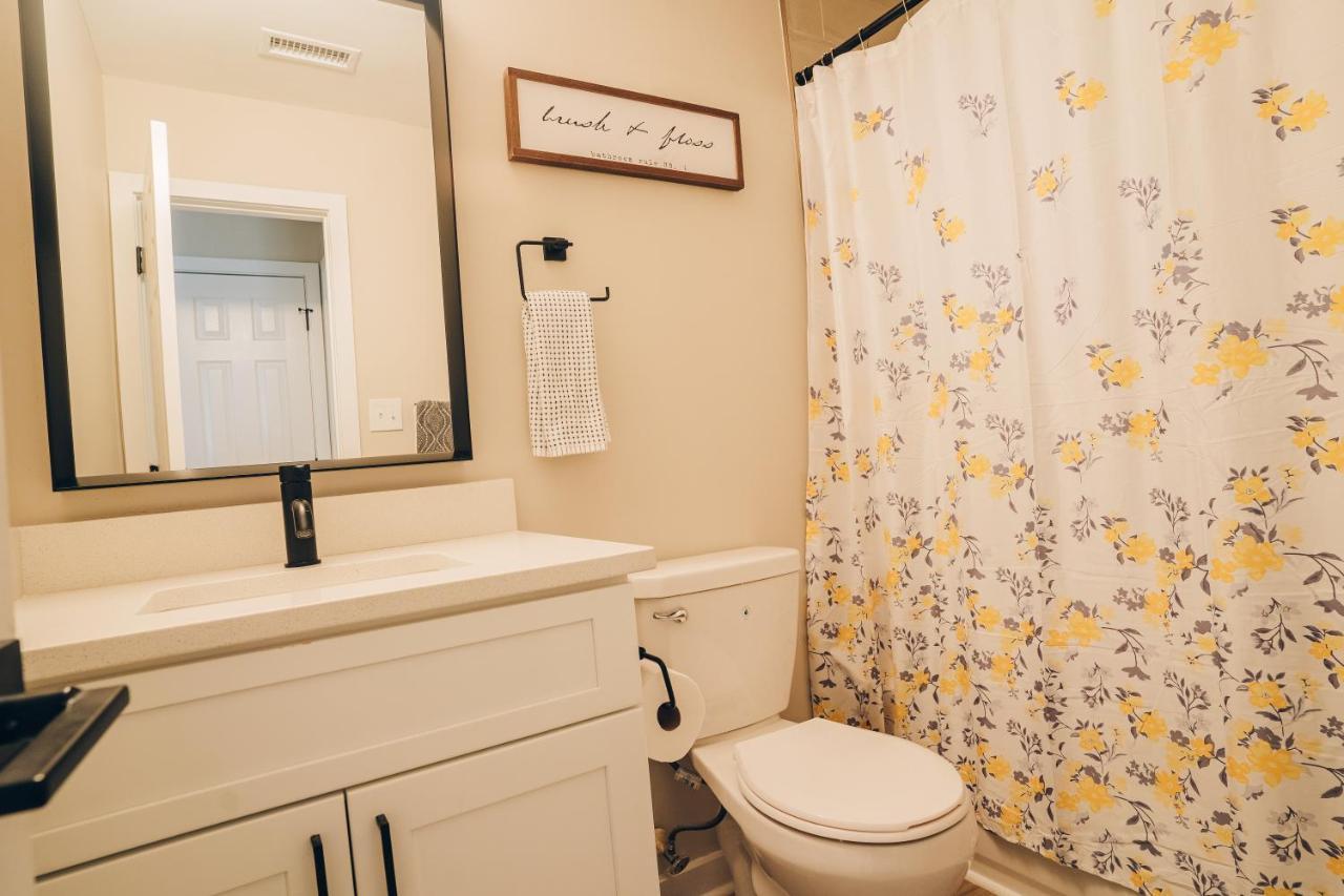 Casa de férias Retreat - 4 Bedroom Oasis With King & Private Yard Near Downtown