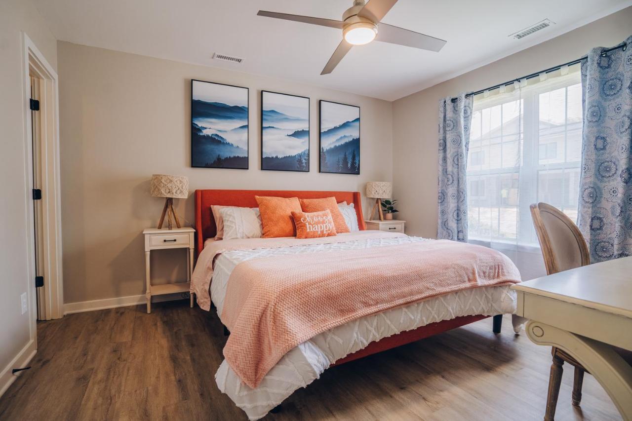 Retreat - 4 Bedroom Oasis With King & Private Yard Near Downtown Casa de férias