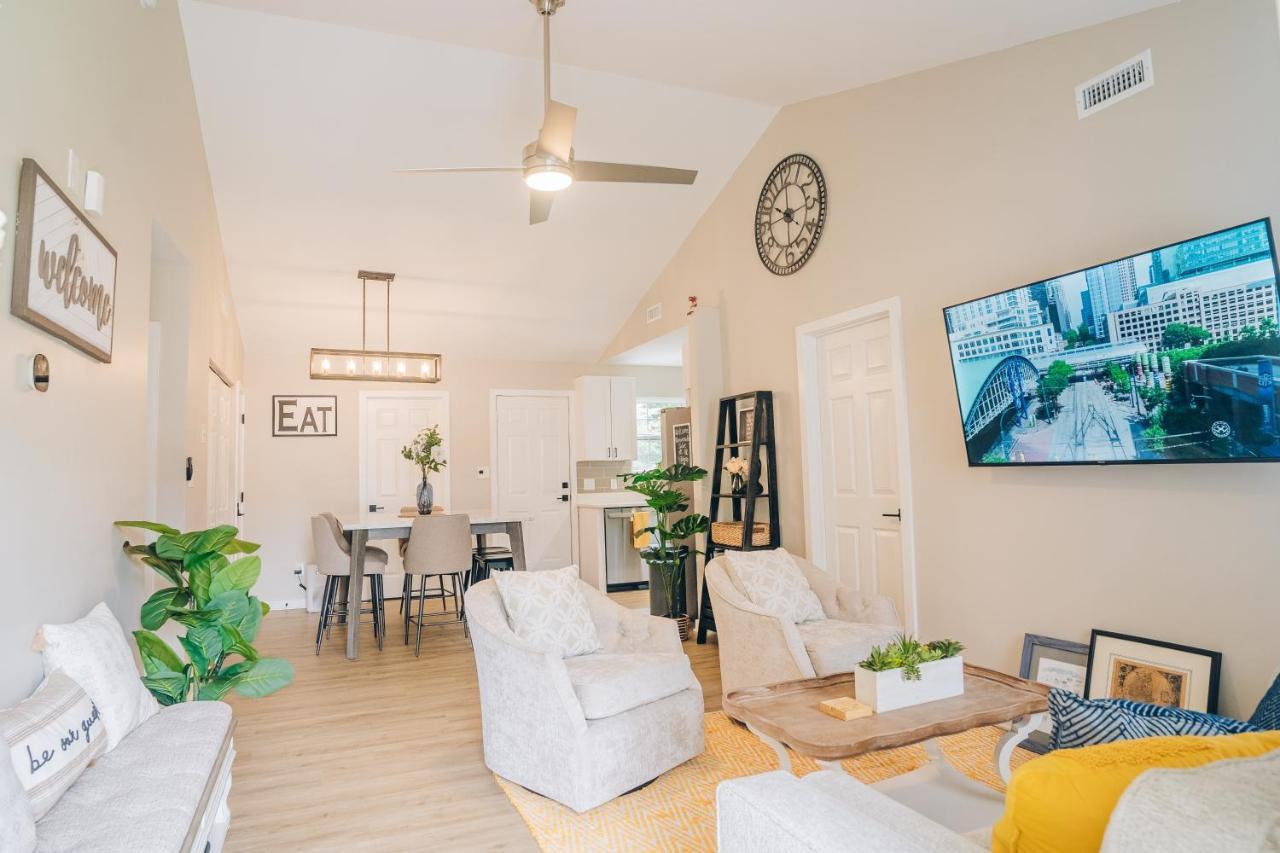 Casa de férias Retreat - 4 Bedroom Oasis With King & Private Yard Near Downtown