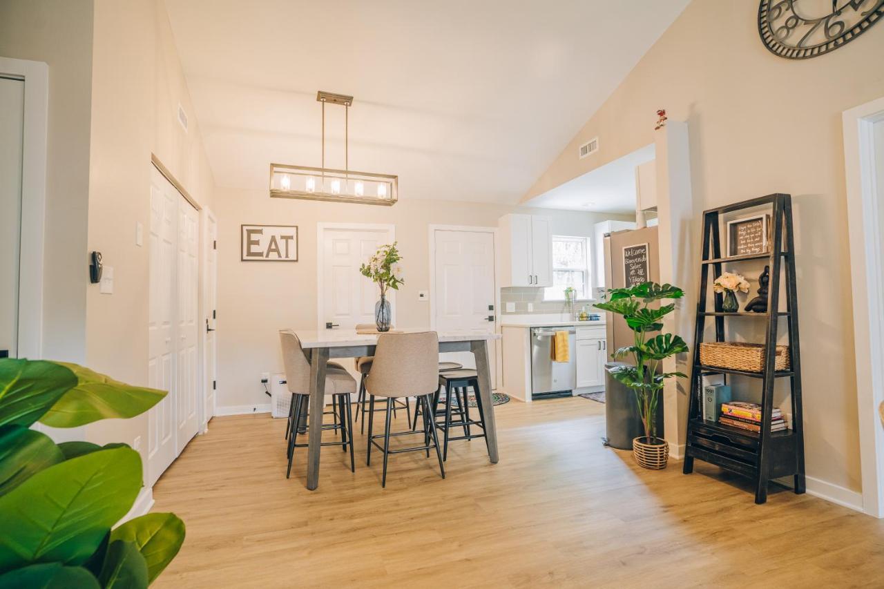 Casa de férias Retreat - 4 Bedroom Oasis With King & Private Yard Near Downtown